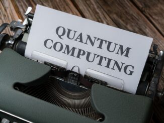 quantum error correction learns on the fly how reinforcement keeps qubits in check